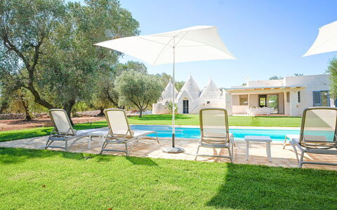 Trulli Heaven: Garten, Rasen, Schatten, Landscaping, Estate, Garten, Park, Villa, Schwimmbad, Hinterhof