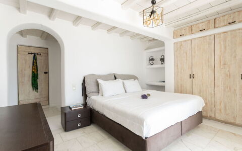Villa Apollonia: Möbel, Bett, Schlafzimmer, Wand, Interior Design, Flooring, Fussboden, Bedding, Bettdecke, Linens