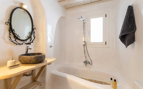 Villa Apollonia: Wand, Armatur, Badewanne, Interior Design, Flooring, Badezimmer, Fussboden, Zapfhahn, Installation, Zuhause