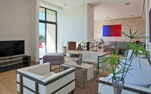 Villa Amador: Möbel, Interior Design, Flooring, Fussboden, Couch, Wohnzimmer, Decke, Wohnung, Tabelle, Stuhl