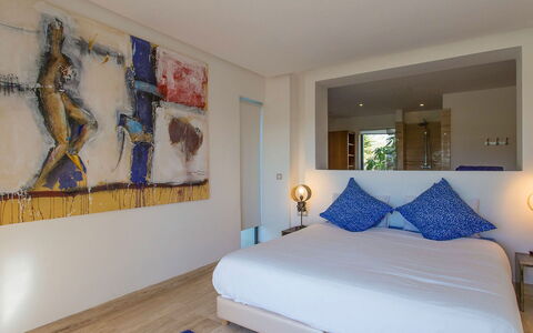 Villa Amador: Möbel, Interior Design, Bett, Schlafzimmer, Flooring, Fussboden, Wand, Holz, Bettdecke, Zimmer