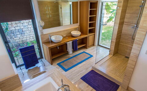Villa Amador: Flooring, Interior Design, Armatur, Fussboden, Holz, Badezimmer, Bad Sink, Sinken, Zapfhahn, Installation