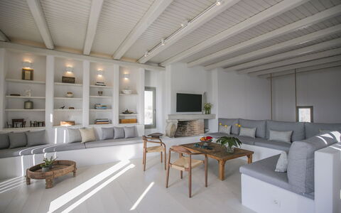 Villa Ermione: Möbel, Interior Design, Flooring, Fussboden, Decke, Zimmer, Wohnzimmer, Beleuchtung, Zuhause, Couch