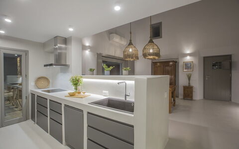 Villa Ermione: Interior Design, Küche, Wand, Flooring, Möbel, Holz, Decke, Light Fixture, Countertop, Cabinetry