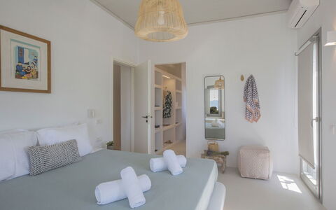 Villa Ermione: Möbel, Interior Design, Wand, Bett, Schlafzimmer, Fussboden, Holz, Decke, Flooring, Zimmer