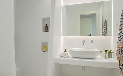 Villa Ermione: Interior Design, Wand, Flooring, Decke, Fussboden, Badezimmer, Armatur, Light Fixture, Badewanne, Beleuchtung