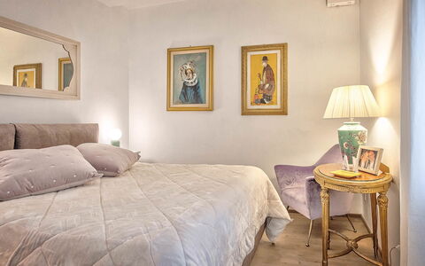 Cortona Deluxe: Möbel, Bett, Interior Design, Schlafzimmer, Wand, Bedding, Bettdecke, Fussboden, Zimmer, Linens