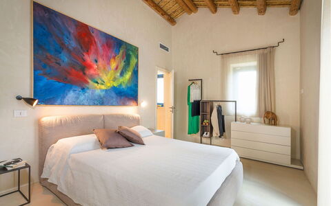 Villa Smeralda: Möbel, Interior Design, Bett, Wand, Flooring, Schlafzimmer, Fussboden, Holz, Decke, Zimmer