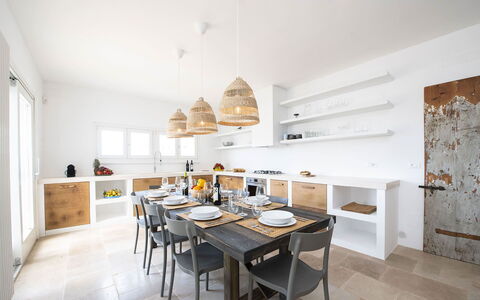 Villa Il Guaceto: Möbel, Interior Design, Holz, Flooring, Decke, Küche, Fussboden, Stuhl, Küche & Esszimmer Tisch, Beleuchtung