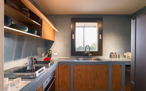 Villa Miriam: Küche, Countertop, Möbel, Interior Design, Holz, Cabinetry, Küchengerät, Flooring, Beleuchtung, Zuhause