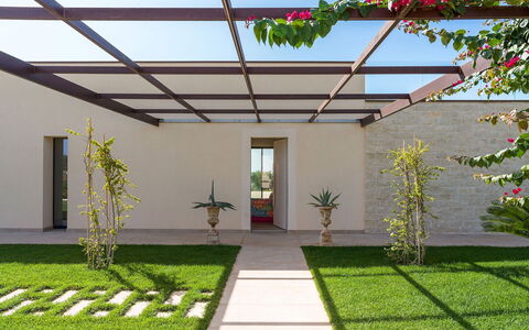 Villa Miriam: Garten, Schatten, Landscaping, Rasen, Garten, Outdoor Struktur, Kunstrasen, Hinterhof, Hof, Pergola