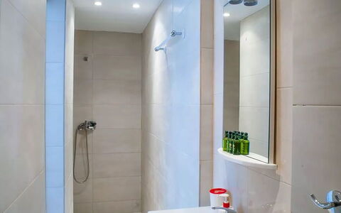 Casa le Rose: Badezimmer, Flooring, Armatur, Interior Design, Wand, Fussboden, Toilette, Installation, Zapfhahn, Fliese