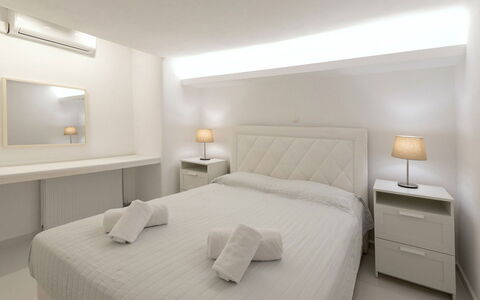 The Rose Flat: Schlafzimmer, Bett, Interior Design, Bedding, Bettdecke, Decke, Möbel, Fussboden, Bettrahmen, Beleuchtung