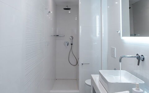 The Rose Flat: Badezimmer, Armatur, Flooring, Interior Design, Fussboden, Decke, Zapfhahn, Installation, Sinken, Light Fixture