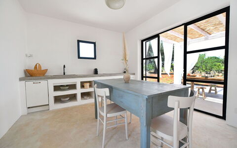 Trulli Fontana: Möbel, Holz, Flooring, Tabelle, Küche & Esszimmer Tisch, Interior Design, Fussboden, Stuhl, Küche, Zimmer