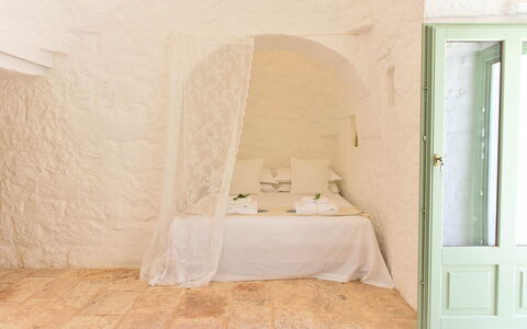 Trulli Fontana: Wand, Fussboden, Möbel, Decke, Schlafzimmer, Linens, Bedding, Bett, Gips, Zimmerpflanze