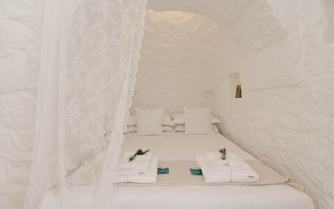 Trulli Fontana: Schlafzimmer, Bett, Bedding, Kissen, Natürliches Material, Bettdecke, Linens, Dekokissen, Matratze, Bettrahmen