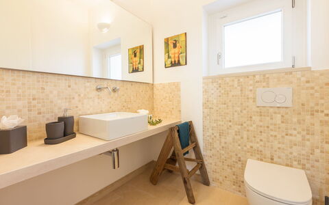 Villa Panita: Badezimmer, Flooring, Fussboden, Wand, Armatur, Interior Design, Bad Sink, Zapfhahn, Fliese, Sinken