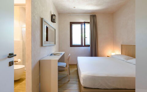 Villa Paprika: Wand, Interior Design, Fussboden, Flooring, Decke, Schlafzimmer, Zimmer, Bett, Bettrahmen, Bedding