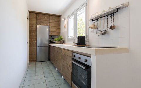 Villa Riva: Countertop, Küche, Cabinetry, Küchengerät, Flooring, Möbel, Holz, Interior Design, Major Appliance, Fussboden