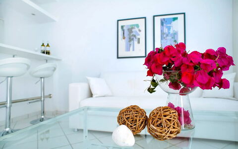Apartment Rose 1: Möbel, Interior Design, Couch, Tabelle, Wohnzimmer, Zuhause, Beleuchtung, Fussboden, Flooring, Zimmer