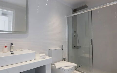 Apartment Rose 1: Badezimmer, Armatur, Flooring, Fussboden, Interior Design, Sinken, Decke, Bad Sink, Zapfhahn, Installation
