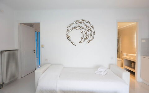 Apartment Rose 1: Schlafzimmer, Bett, Bettdecke, Bedding, Interior Design, Fussboden, Möbel, Bettrahmen, Linens, Wohnung