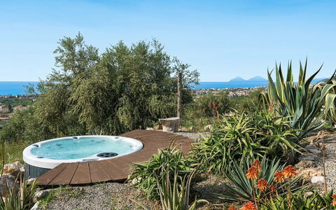 Villa Milo: Schwimmbad, Resort, Gartenmöbel, Eco Hotel, Freizeit, Stuhl, Regenschirm, Landscaping, Schatten, Ferienort
