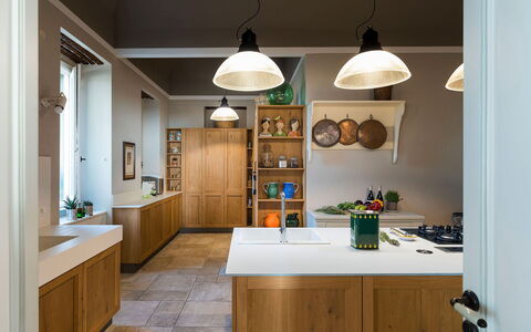 Villa Milo: Interior Design, Möbel, Küche, Holz, Countertop, Light Fixture, Decke, Cabinetry, Flooring, Beleuchtung