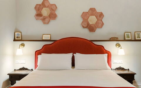 Villa Milo: Wand, Interior Design, Schlafzimmer, Holz, Möbel, Bettdecke, Bedding, Beleuchtung, Bett, Orange