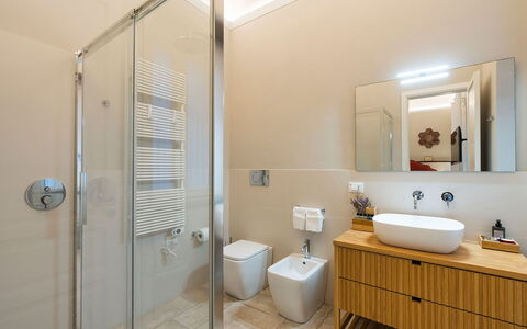 Villa Milo: Badezimmer, Flooring, Interior Design, Armatur, Fussboden, Bad Sink, Sinken, Zapfhahn, Decke, Spiegel