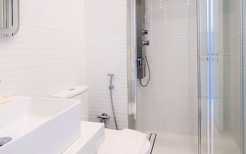 Apartment Rose 2: Badezimmer, Armatur, Interior Design, Flooring, Bad Sink, Fussboden, Zapfhahn, Sinken, Installation, Badewanne