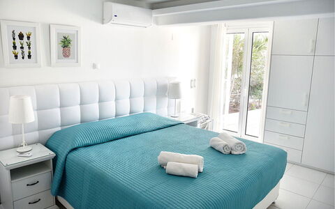 The Pool Rose Villa: Möbel, Interior Design, Schlafzimmer, Bett, Bedding, Bettdecke, Fussboden, Flooring, Textil, Zimmer