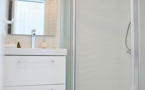 The Pool Rose Villa: Badezimmer, Armatur, Interior Design, Flooring, Fussboden, Installation, Zapfhahn, Bad Sink, Sinken, Toilette