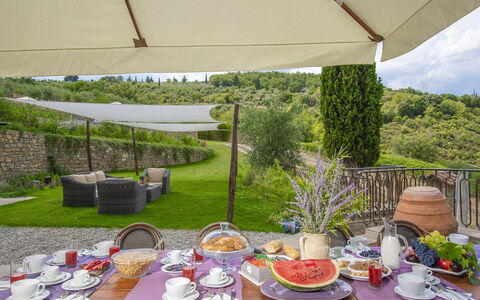 Villa Marinella: Geschirr, Möbel, Essen, Tabelle, Servierware, Dishware, Drinkware, Stuhl, Teller, Gartenmöbel