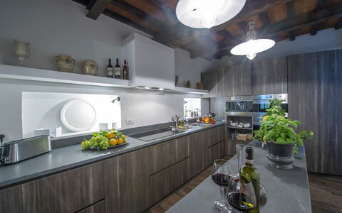 Villa Marinella: Küche, Interior Design, Countertop, Light Fixture, Beleuchtung, Decke, Möbel, Cabinetry, Zuhause, Armatur
