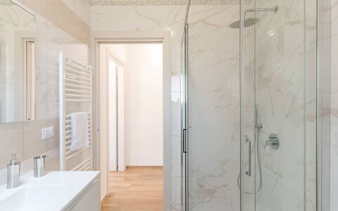Villa Il Gelsomino: Flooring, Fussboden, Wand, Interior Design, Holz, Armatur, Badezimmer, Tür, Installation, Decke
