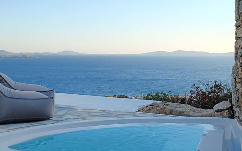 The Rose Suite with Jacuzzi: Blau, Wasser, Schwimmbad, Gartenmöbel, Meer, Küsten Und Ozeanische Forms, Küste, Ozean, Regenschirm, Resort