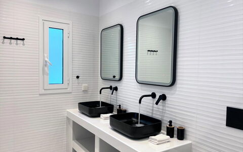 The Rose Suite with Jacuzzi: Bad Sink, Wand, Interior Design, Armatur, Sinken, Zapfhahn, Badezimmer, Installation, Beleuchtung, Light Fixture