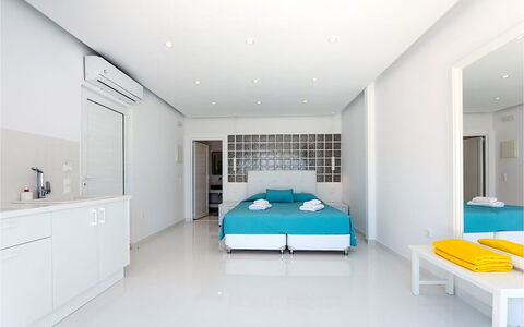 The Rose Suite with Jacuzzi: Flooring, Fussboden, Interior Design, Decke, Möbel, Wohnung, Zimmer, Schlafzimmer, Resort, Bett