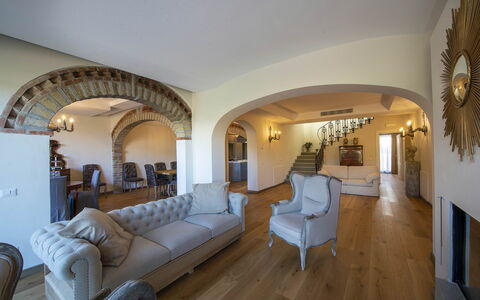 Villa Serena: Möbel, Interior Design, Flooring, Couch, Holz, Fussboden, Decke, Zimmer, Beleuchtung, Wohnzimmer