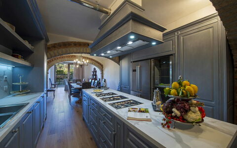Villa Serena: Küche, Interior Design, Countertop, Decke, Beleuchtung, Flooring, Möbel, Herd, Küchengerät, Cabinetry