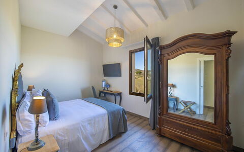 Villa Serena: Holz, Möbel, Interior Design, Schlafzimmer, Beleuchtung, Zuhause, Fussboden, Zimmer, Bett, Wohnung