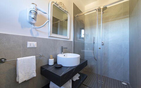 Villa Serena: Interior Design, Flooring, Armatur, Fussboden, Möbel, Badezimmer, Beleuchtung, Zapfhahn, Zimmer, Sinken