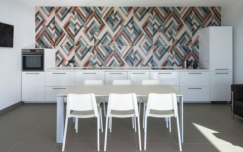 Villa Lily: Flooring, Fussboden, Fliese, Natürliches Material, Holzbeize, Küche, Stuhl, Design, Farbe