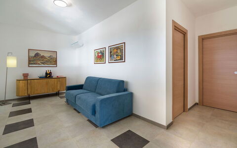 Villa Lily: Möbel, Interior Design, Flooring, Fussboden, Wand, Couch, Holz, Decke, Zimmer, Wohnzimmer