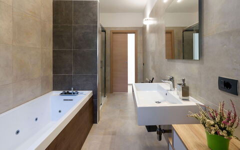 Villa Lily: Badezimmer, Flooring, Armatur, Wand, Interior Design, Fussboden, Sinken, Zapfhahn, Bad Sink, Badewanne