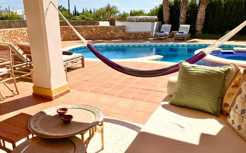 Dream House: Möbel, Stuhl, Gartenmöbel, Schwimmbad, Tabelle, Resort, Flooring, Fussboden, Schatten, Eco Hotel
