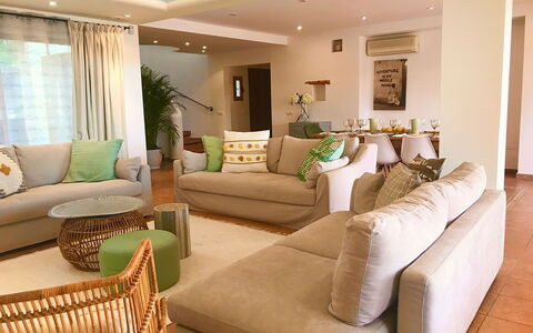 Dream House: Möbel, Interior Design, Couch, Flooring, Fussboden, Tabelle, Holz, Wohnzimmer, Zimmer, Decke