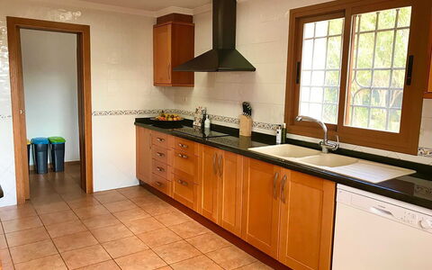 Dream House: Küche, Cabinetry, Flooring, Countertop, Holz, Interior Design, Spüle, Fussboden, Möbel, Sinken